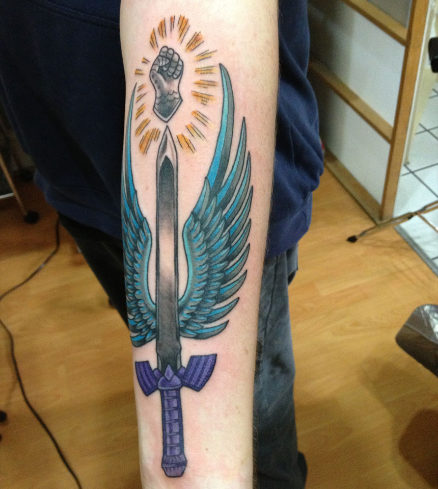 Крылатая стрела. Тату меч. Тату меч с крыльями. Крылатый меч тату. Тату меч с крыльями на предплечье.